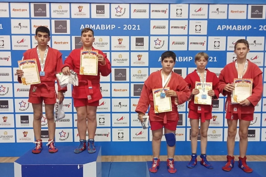 Каневские спортсмены заняли пять призовых мест на соревнованиях по самбо в Армавире