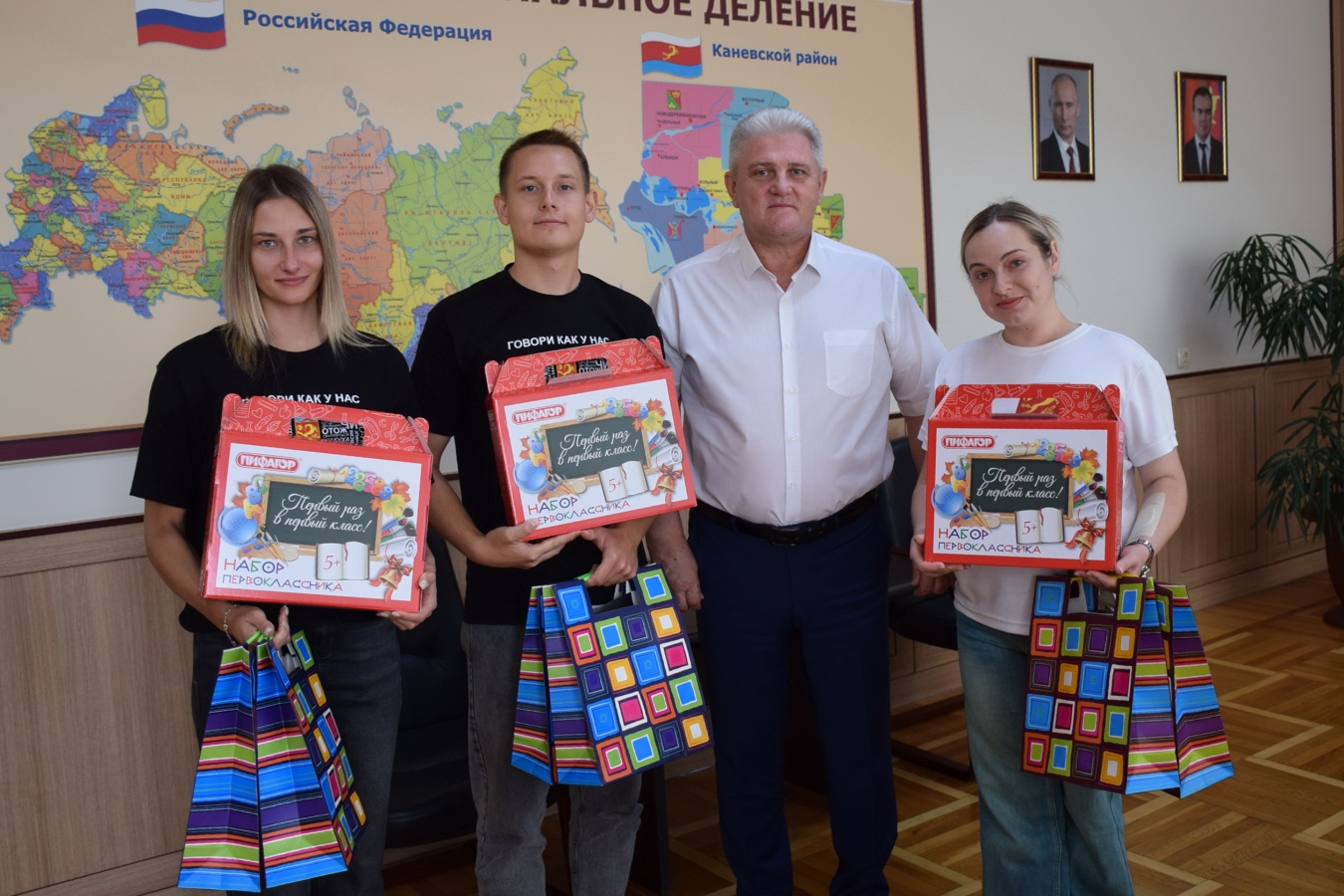 Глава района принял участие в благотворительной акции «Помоги пойти учиться»