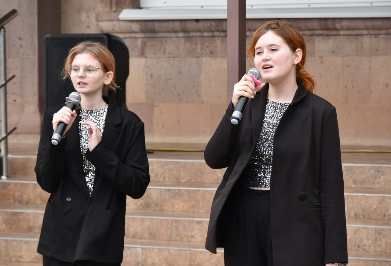 Для избирателей участка № 17-02 артисты и коллективы ЦКС "Колос" устроили по-настоящему теплый прием