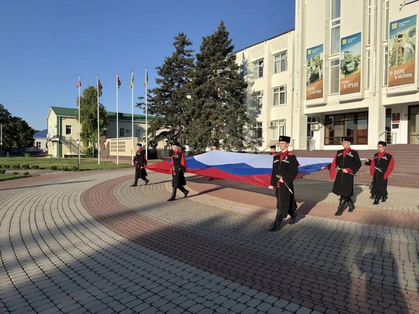 Утро 22 августа в Каневской началось с торжественного поднятия Государственного флага Российской Федерации 