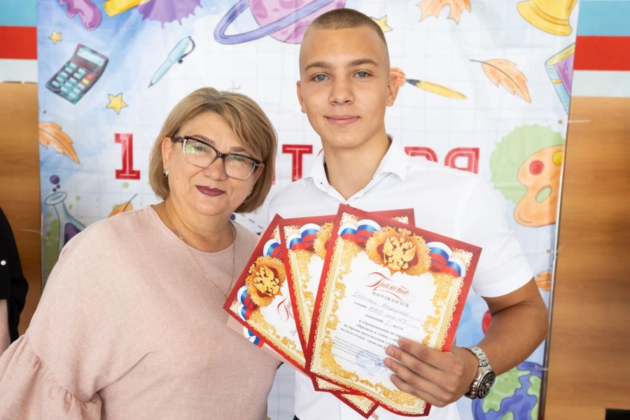 Торжественная линейка, посвящённая Дню знаний, прошла 1-й школе