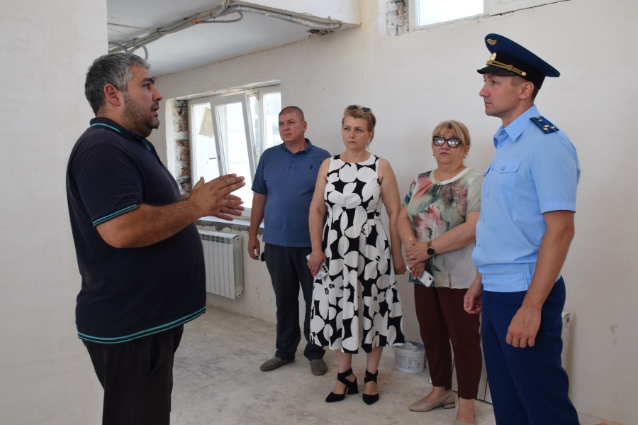 Заместитель прокурора проверил ход капитального ремонта школ и детского сада