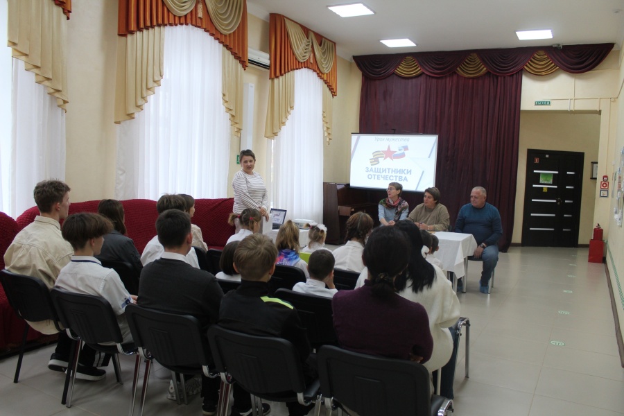 В Каневском социально-реабилитационном центре для несовершеннолетних провели урок мужества 