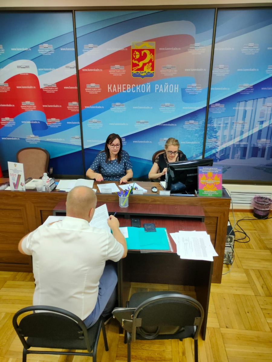 В ОИК № 22 приняли документы на выдвижение и регистрацию от кандидата Врублевского Э.Н.