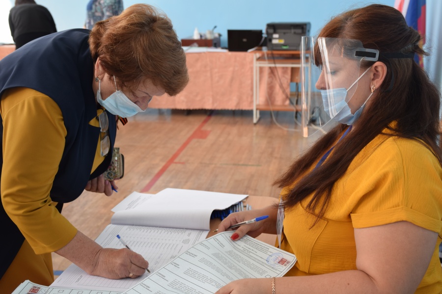 Свой гражданский долг исполнила председатель райсовета ветеранов Вера Простихина