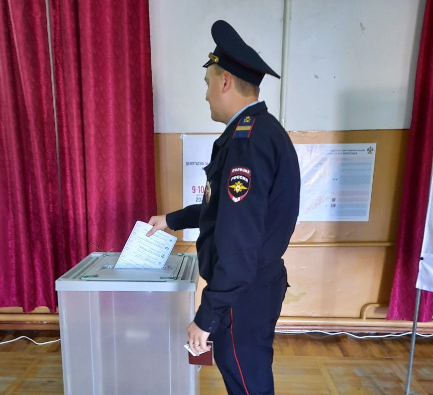  Полицейские тоже голосуют