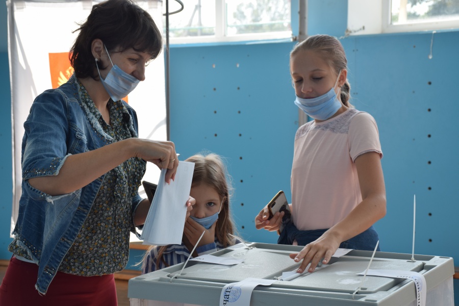 Жители района активно голосуют в последний день выборов