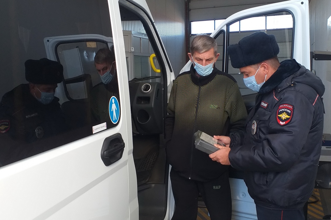 Сотрудники ГИБДД проверили техническое состояние пассажирских транспортных средств