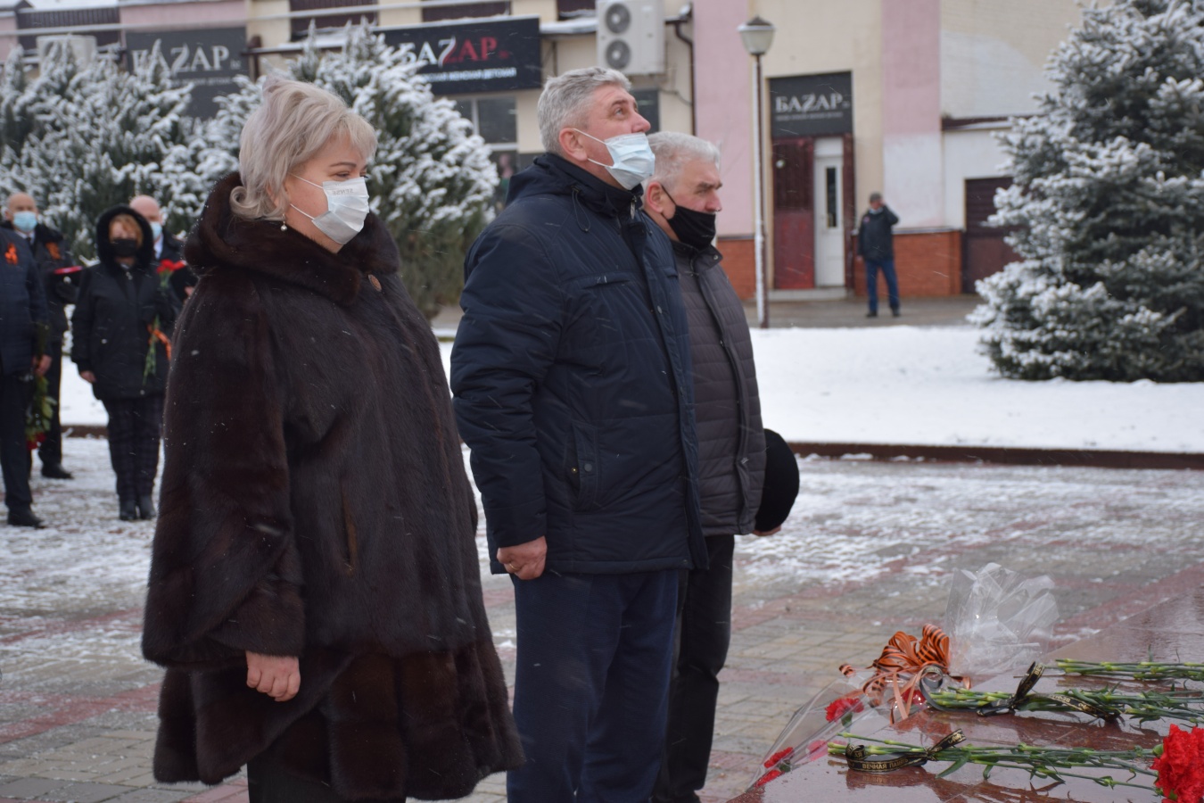 В память о героях-освободителях - цветы у Вечного огня