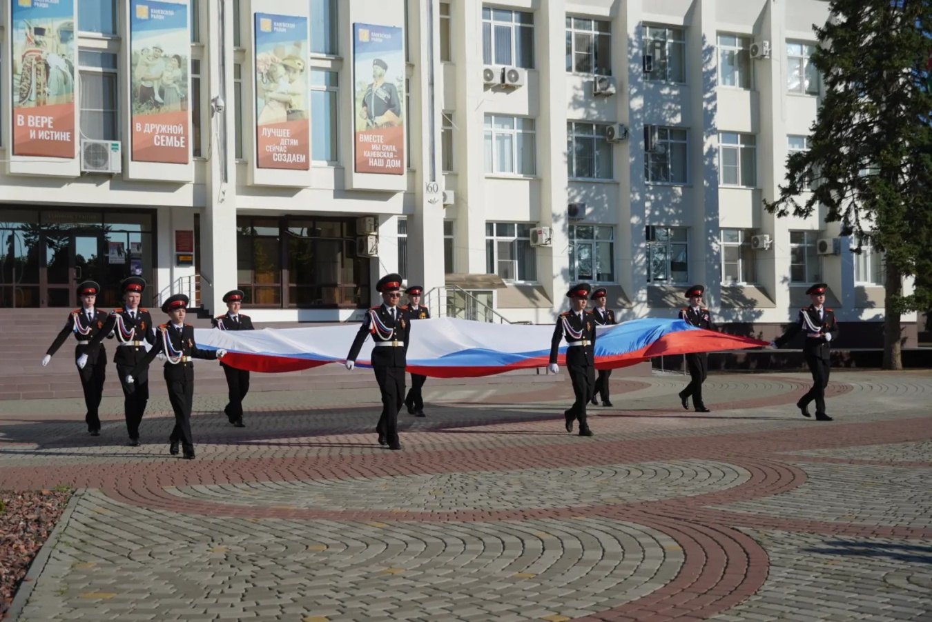 В День России на центральной площади райцентра торжественно подняли российский триколор