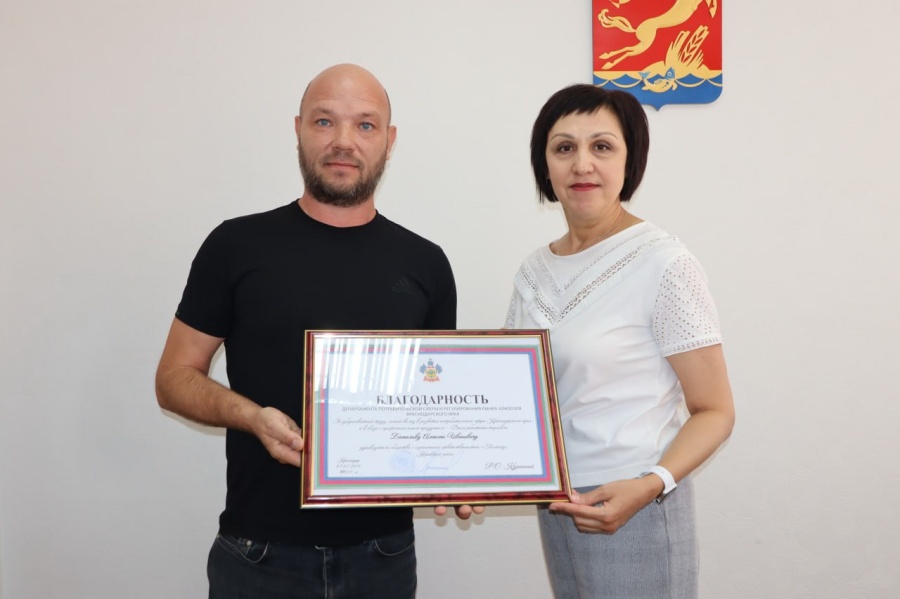 Руководитель фирмы «Полисад» Алексею Беспалый был удостоен краевой награды. 