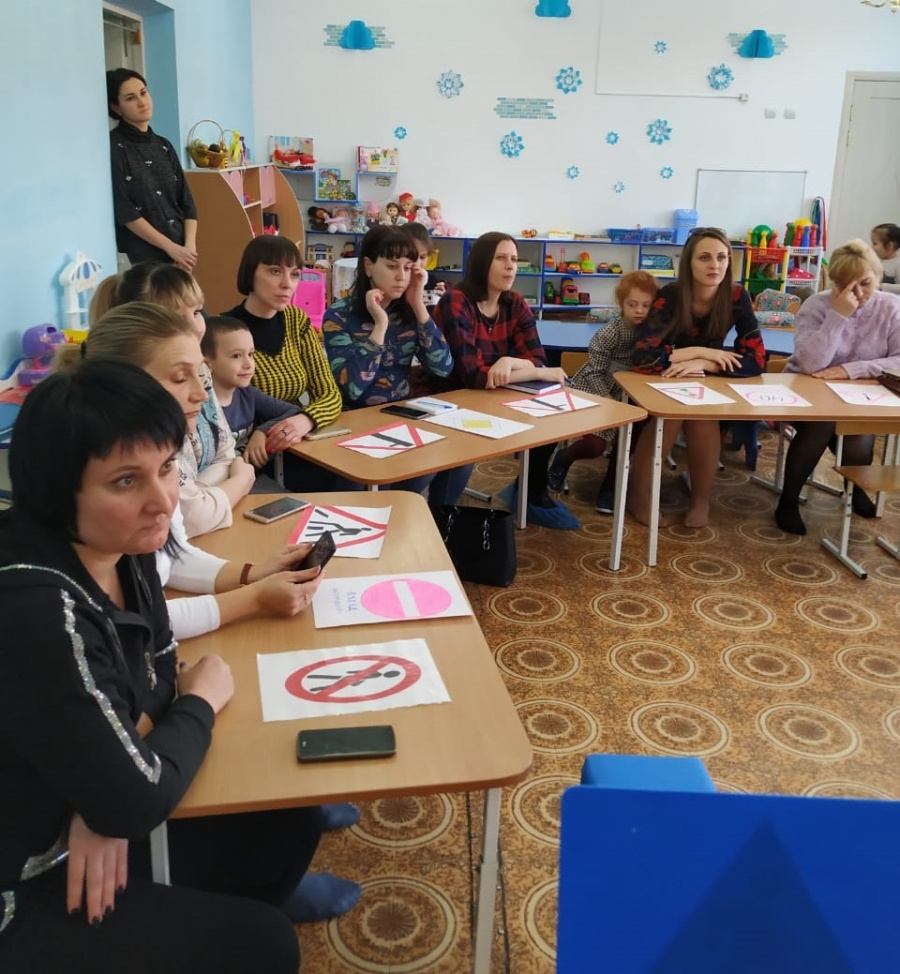 Каневские госавтоинспекторы провели профилактическую беседу с дошколятами и их родителями Каневские госавтоинспекторы провели профилактическую беседу с дошколятами и их родителями