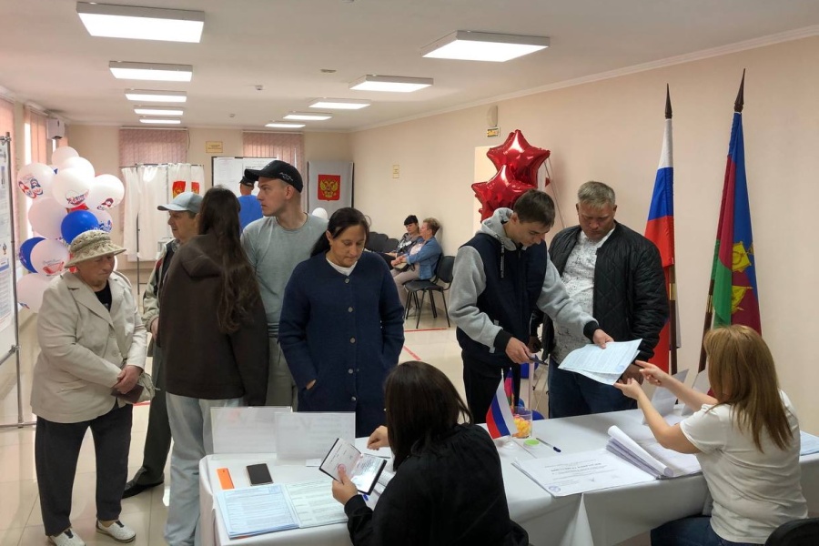 На избирательных участках многолюдно