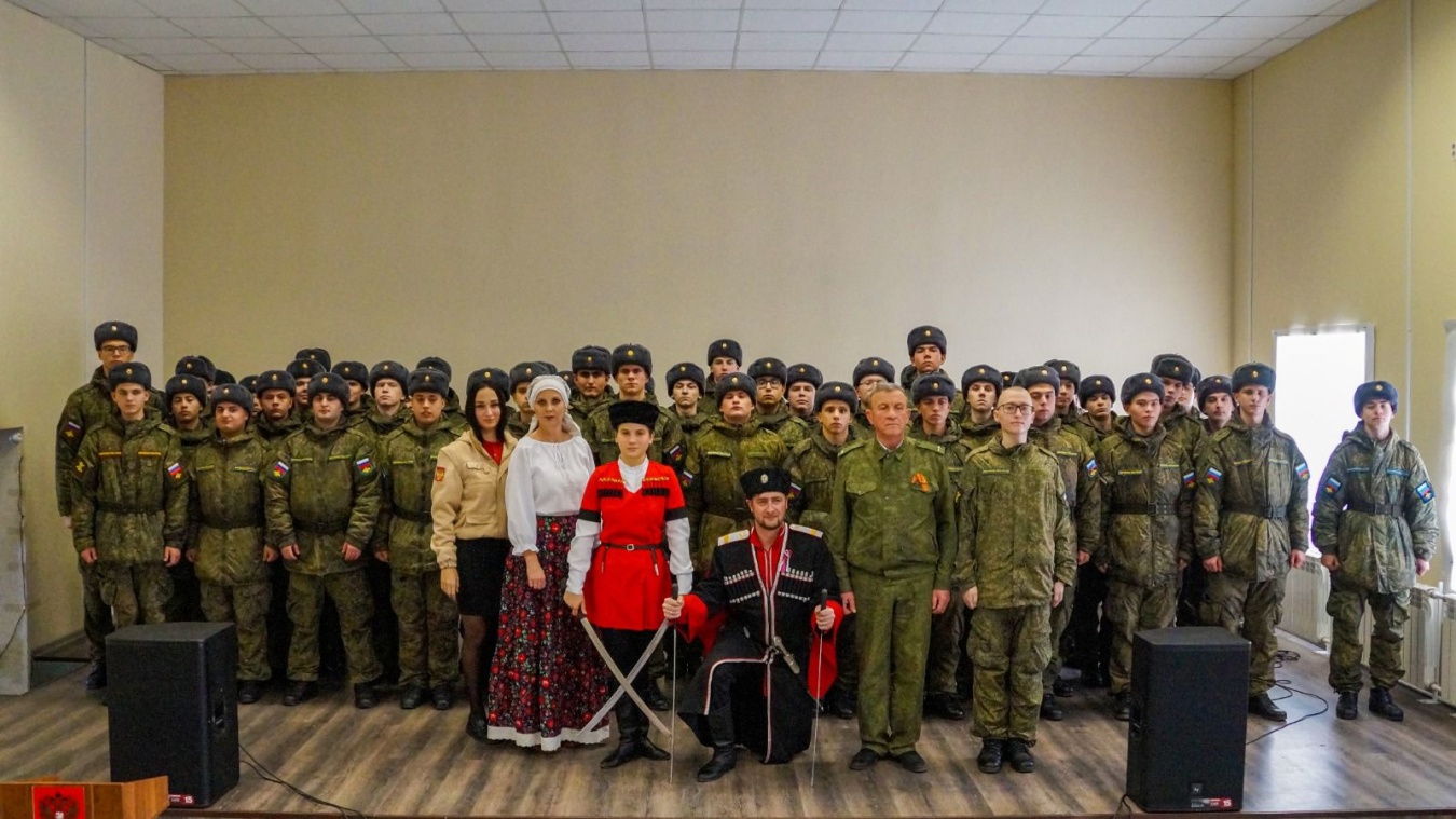 В преддверии Нового года каневчане побывали в подшефных воинской части и госпитале