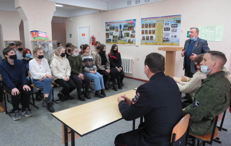 Каневские полицейские провели урок мужества в СКТ «Знание»
