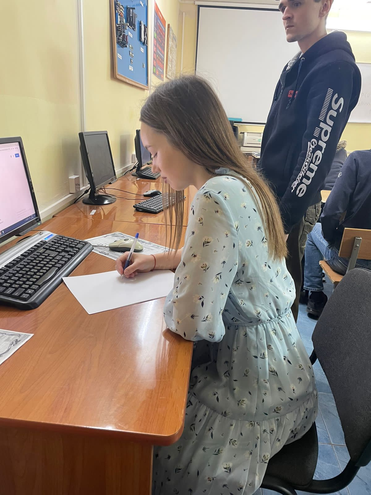 Слушатели Молодежной школы правовой и политической культуры проходят тестирование 