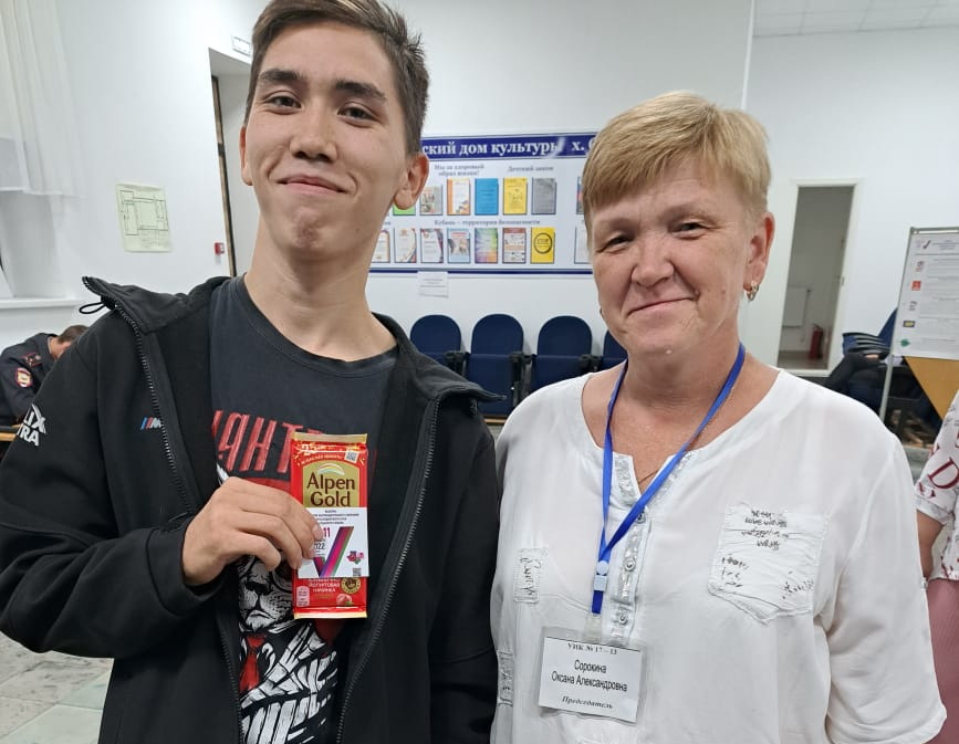 И сегодня впервые голосующим вручают сувениры