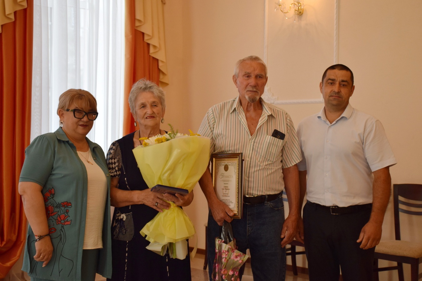 В отделе ЗАГС Каневского района вручили общественную медаль «За любовь и верность» супругам Смирновым