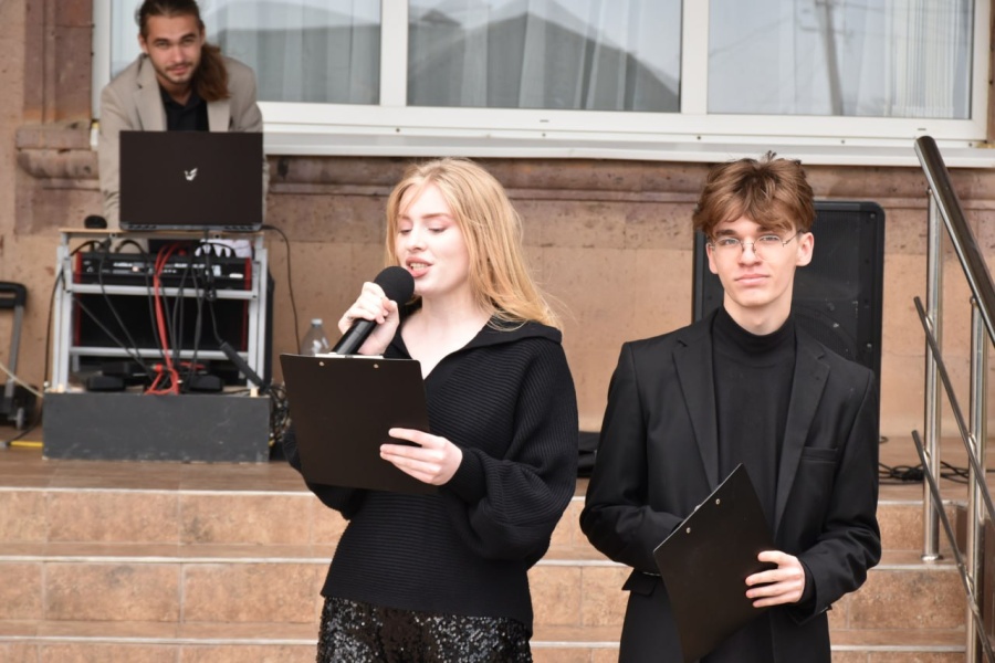 Для избирателей участка № 17-02 артисты и коллективы ЦКС "Колос" устроили по-настоящему теплый прием