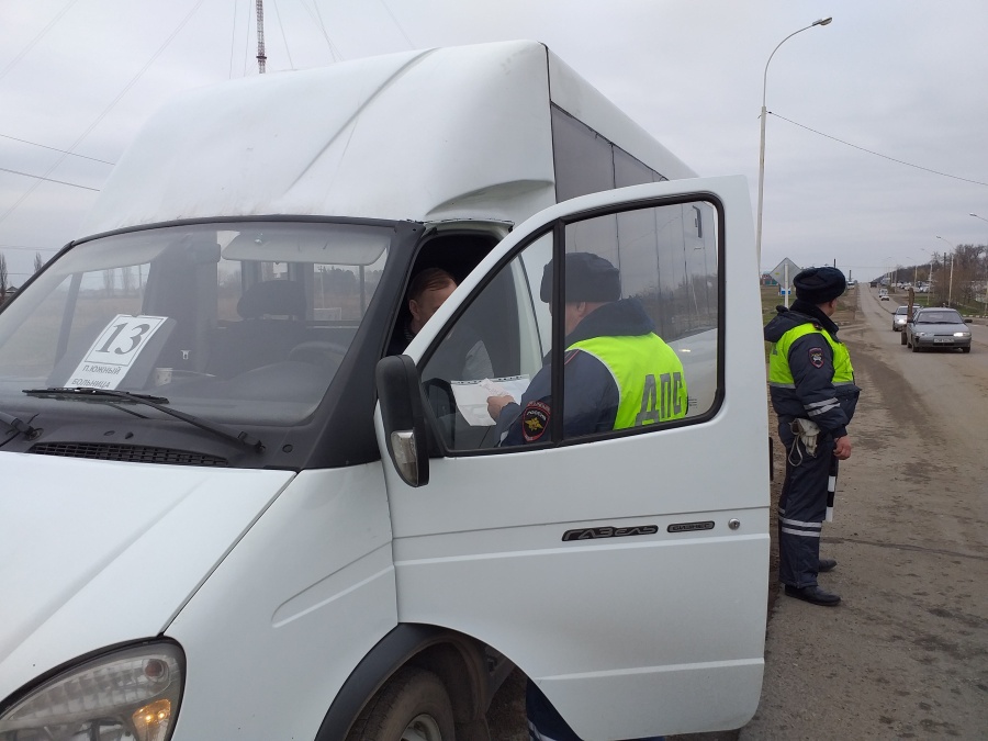 Дорожные полицейские проводят рейды по выявлению и пресечению правонарушений среди водителей маршруток