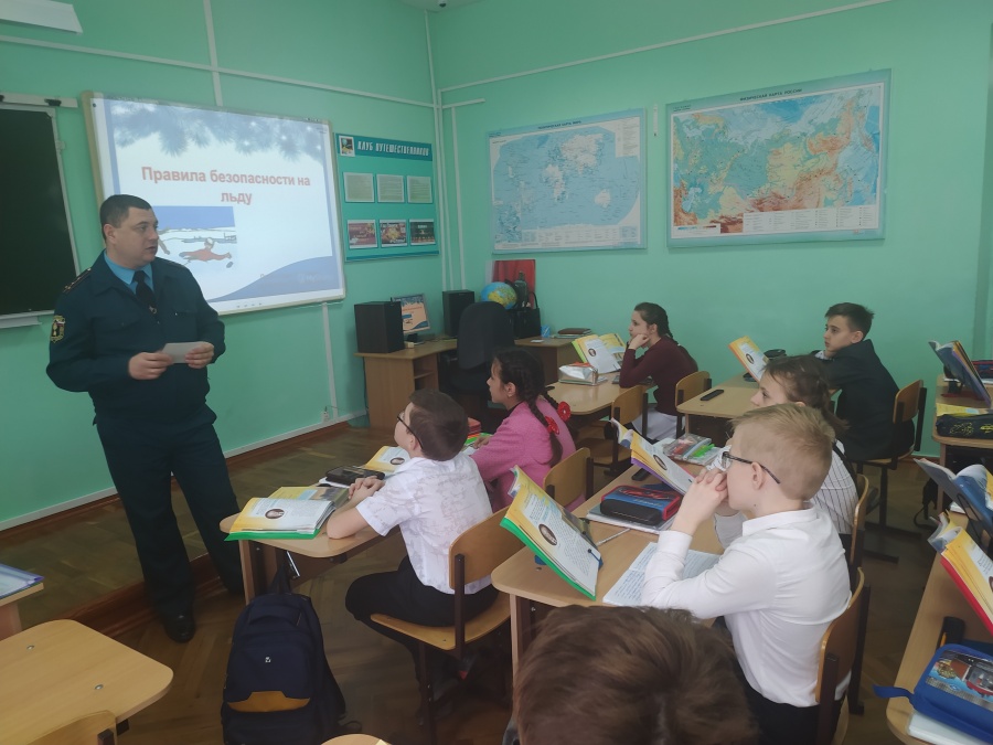 Спасатели напомнили каневским лицеистам об опасностях тонкого льда