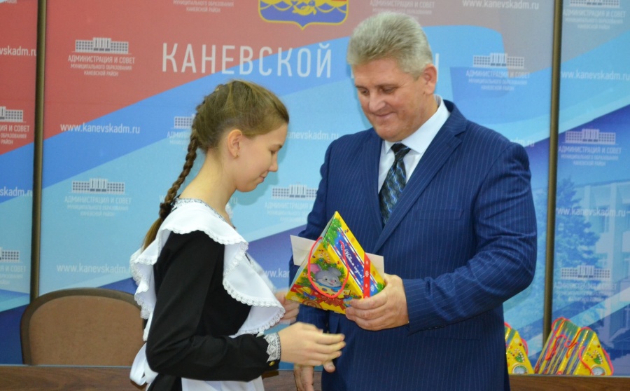 Тридцать одаренных детей района получили премию главы района