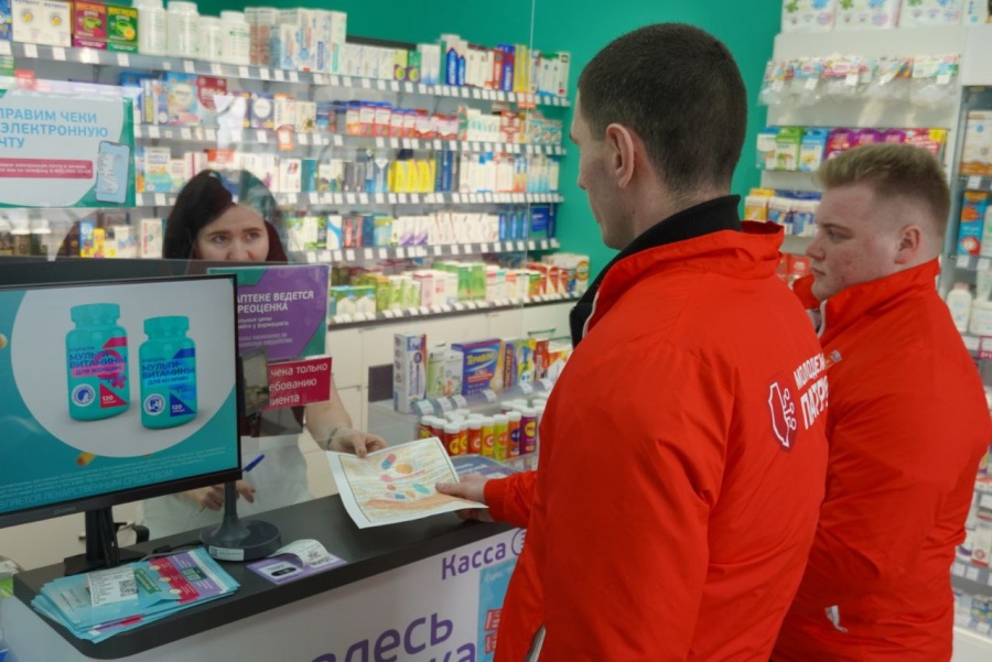 Активисты «Молодёжного патруля» провели профилактический рейд по аптекам станицы Каневской 