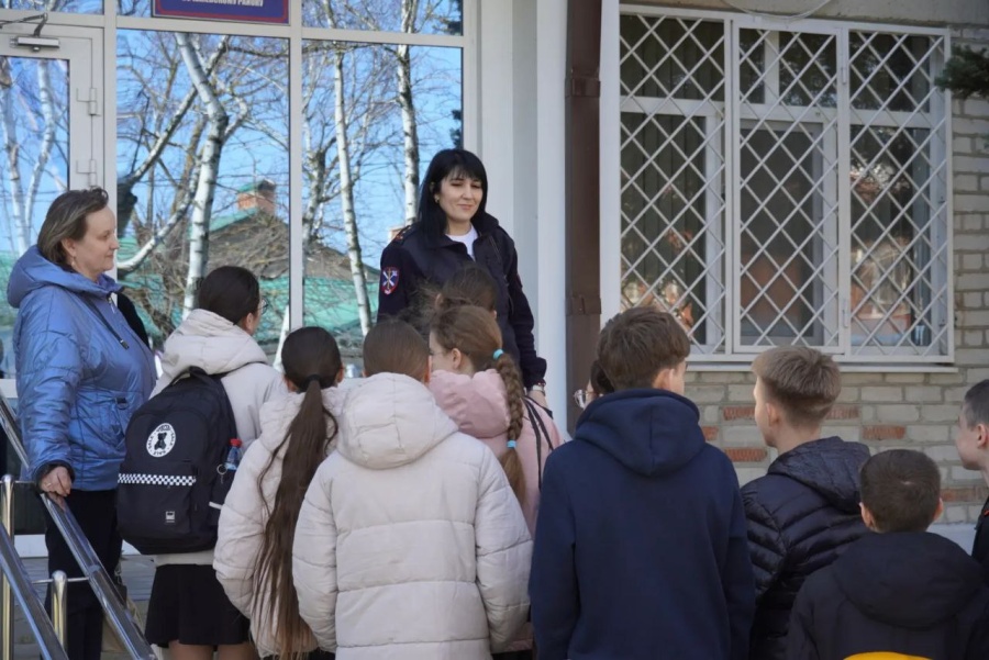 В Каневской полиции еженедельно проходят экскурсии для школьников