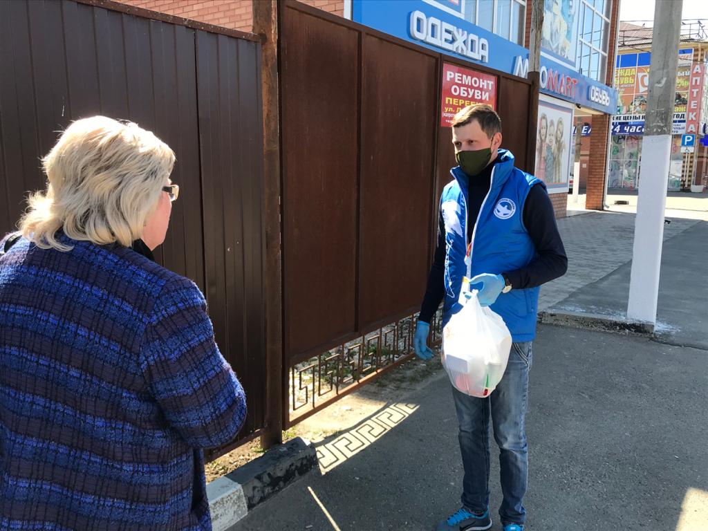 Волонтеры помогают пожилым людям с доставкой продуктов питания и лекарств