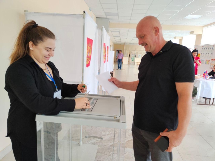 Глава района, его заместители, руководители поселений посетили избирательные участки в первый день выборов