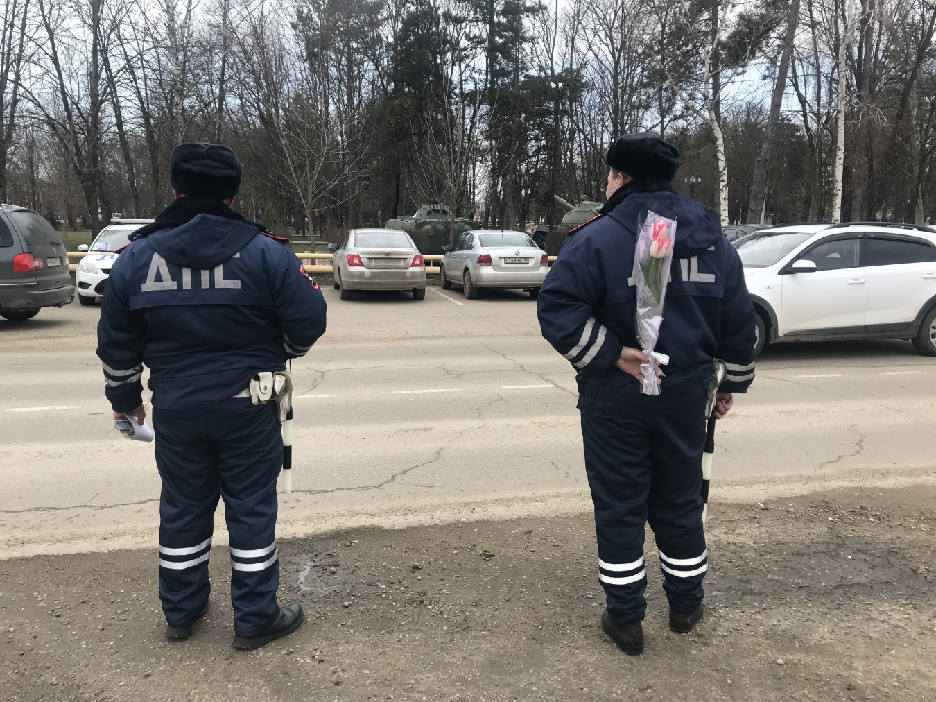 Сотрудники Госавтоинспекции провели акцию «Цветы для автоледи!»