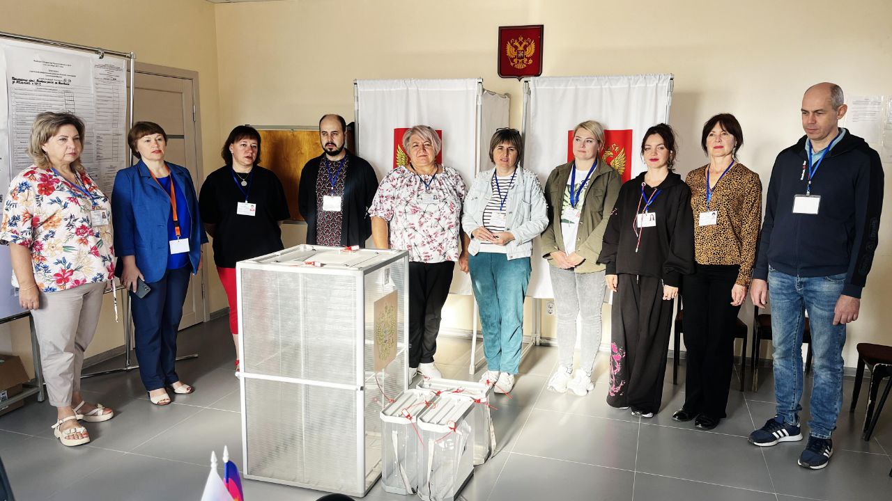 Избирательные участки открылись под гимн Российской Федерации