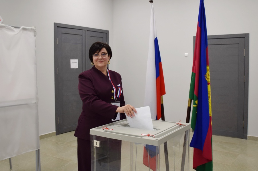 В первый день голосования сделала свой выбор и председатель ТИК Каневская