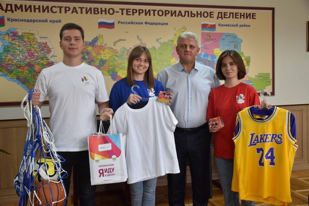Глава муниципалитета Александр Герасименко принял участие в акции «Соберем ребенка в школу»