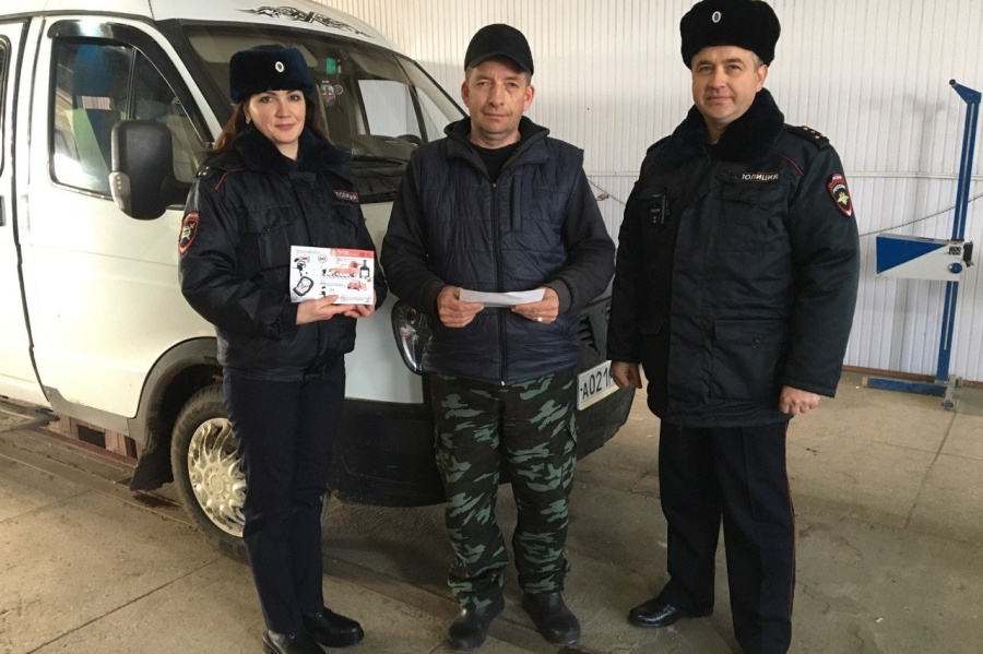 Сотрудники Госавтоинспекции на постоянной основе проверяют техническое состояние автобусов