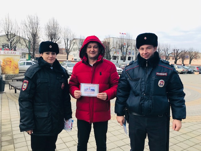 Каневские дорожные полицейские провели акцию «ПДД соблюдаешь – счастье в семье сохраняешь!»