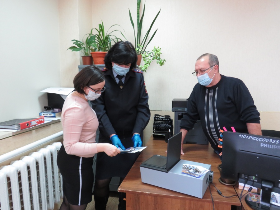 Полицейские вместе с общественниками провели акцию «Добровольная государственная дактилоскопическая регистрация»