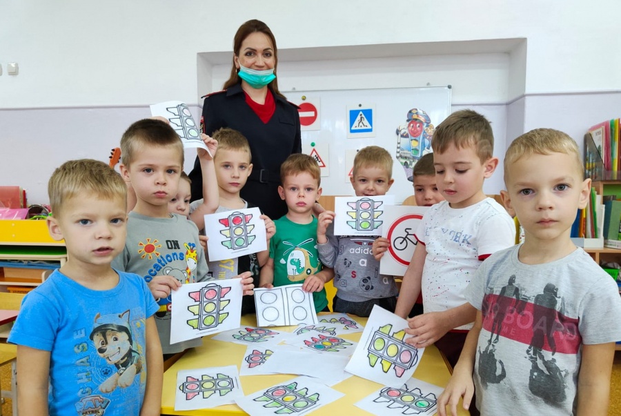 В Каневском районе полицейские напомнили детсадовцам о правилах дорожной безопасности