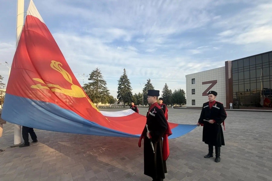 Каневчане торжественно подняли флаг района