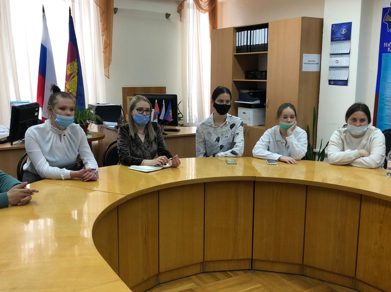 Занятие в Молодежной школе правовой и политической культуры