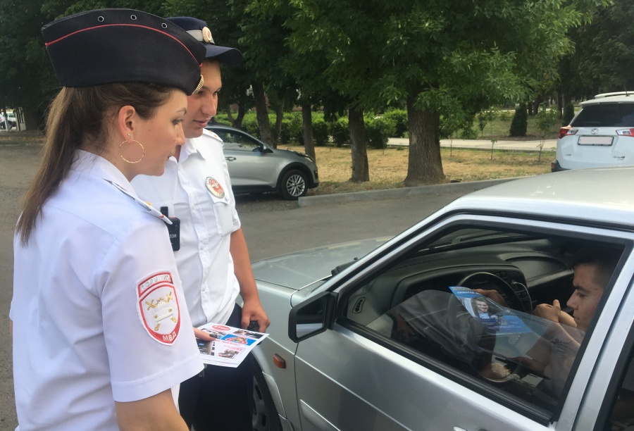 Дорожные полицейские провели профилактические беседы с водителями
