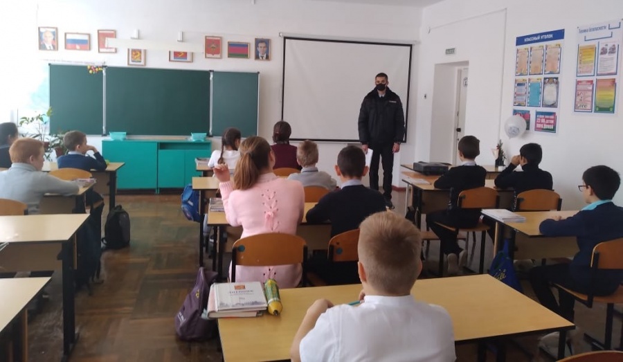 Каневские полицейские провели лекции для учащихся школ района