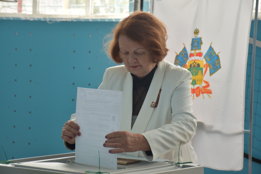 В первый день избирательной кампании свой голос отдала председатель райсовета ветеранов