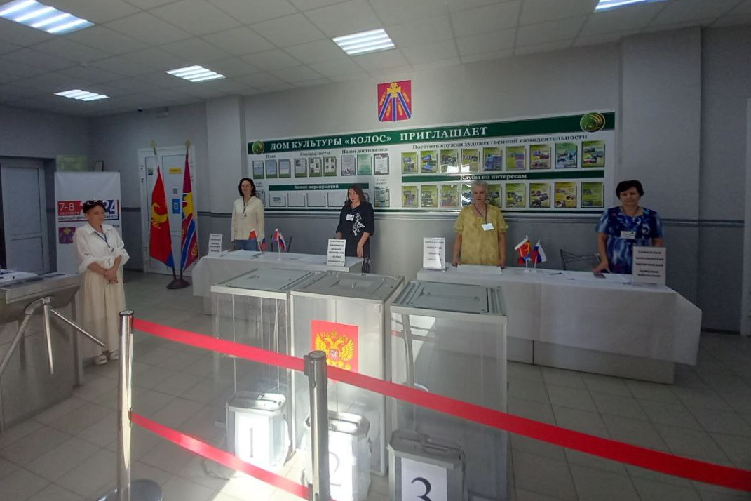 Традиционно работа избирательных участков начинается с гимна Российской Федерации