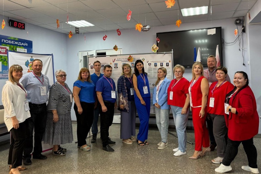 Встречает избирательней и самый патриотичный участок