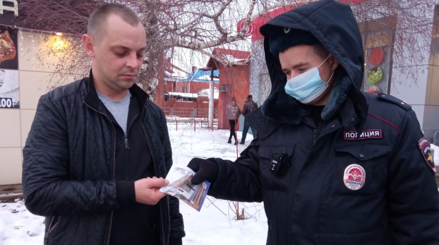 Полицейские рассказали жителям района о плюсах портала Госуслуги