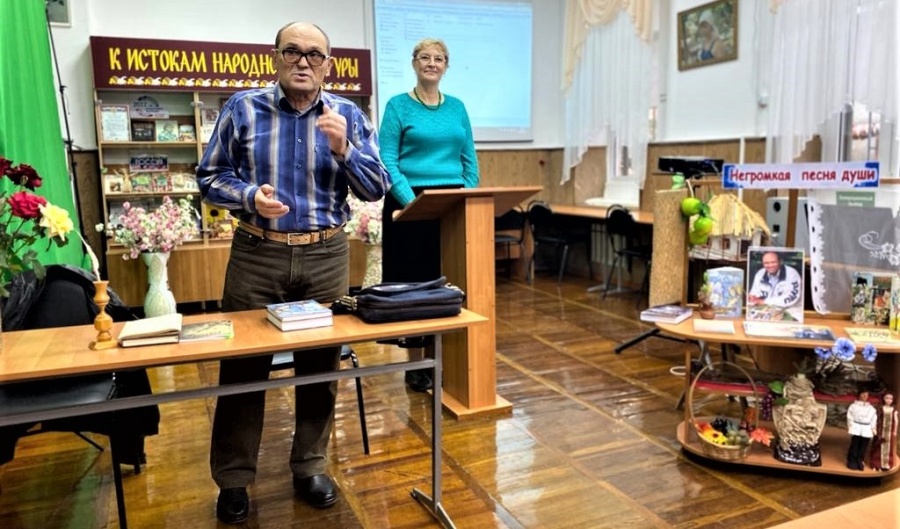 Член Союза писателей России Степан Деревянко встретился с учениками первой школы