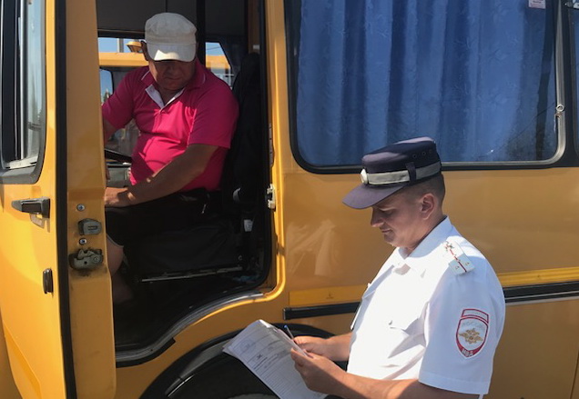 Дорожные полицейские проверили школьные автобусы 