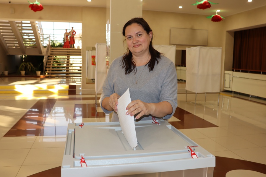 В Каневском РДК, где расположен избирательный участок № 17-06, состоялся праздничный концерт