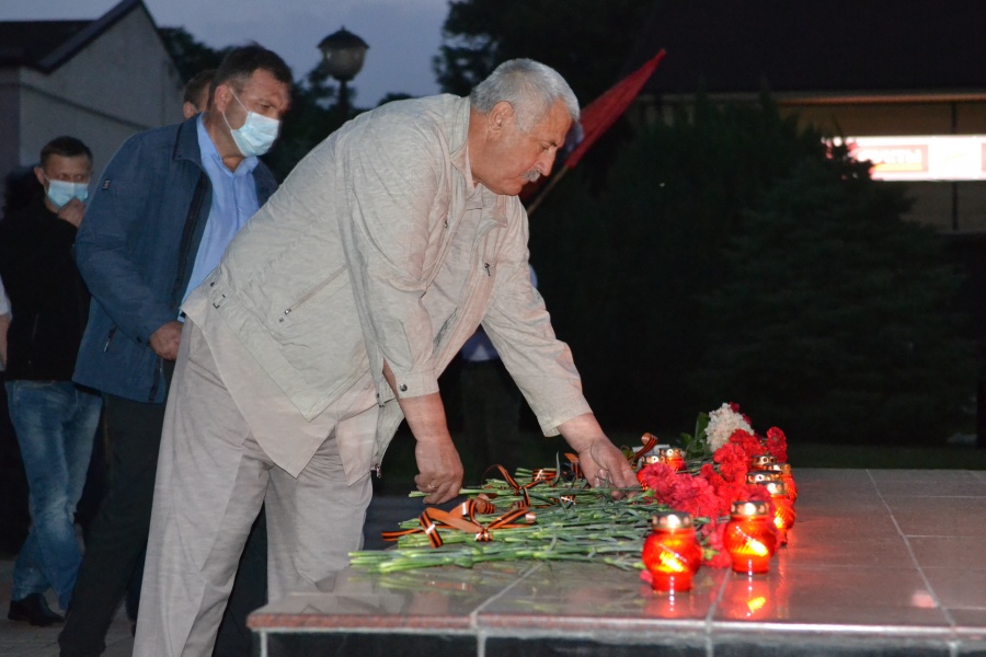22 июня в 4 часа утра к обелиску Славы в Каневской возложили цветы